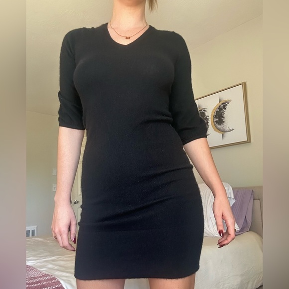 100% Cashmere Black Midi Sweater Dress from Karoo by Mark Eisen 100% Cashmere Black Midi Sweater Dress from Karoo by Mark Eisen